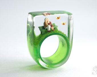 Eternal Love – Romantic ring made of resin with an elderly couple in love on a bench and two butterflies