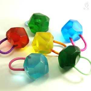 Colorful nugget – Irregular faceted ring made of epoxy resin with rubber band suitable for every finger from Geschmeide unter Teck