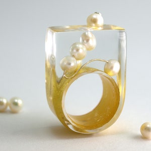 Pearl ring round view abstract resin ring with real white pearls on a silver wire and gold leaf from Geschmeide unter Teck image 8