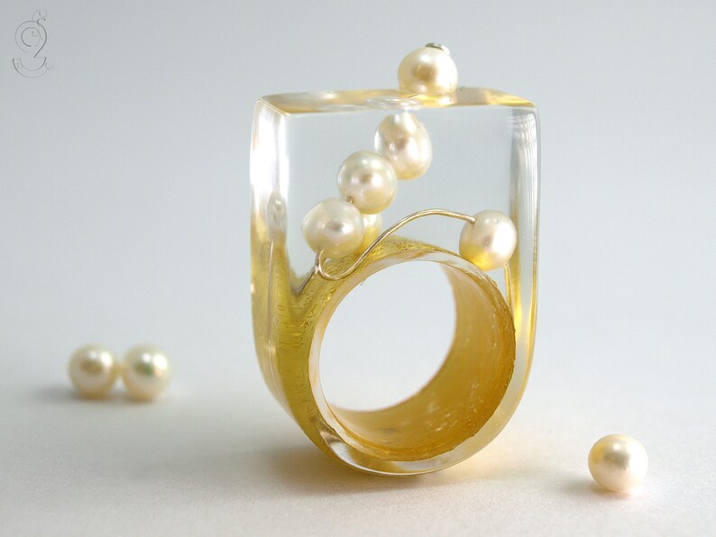 Pearl ring round view abstract resin ring with real white pearls on a silver wire and gold leaf from Geschmeide unter Teck image 8