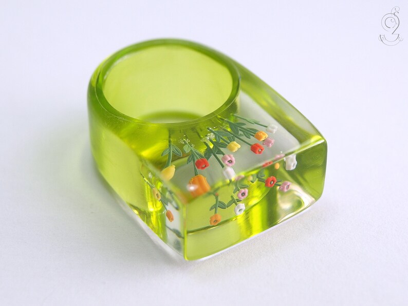 Springlike flower ring Tulips from Amsterdam with colorful tulips on a green ring made of resin from Geschmeide unter Teck image 6