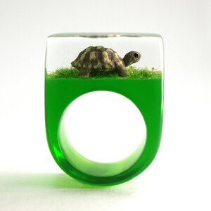 Turtle – Majestic turtle ring with a small brown-beige turtle on a green ring made of resin