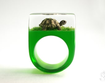 Turtle – Majestic turtle ring with a small brown-beige turtle on a green ring made of resin