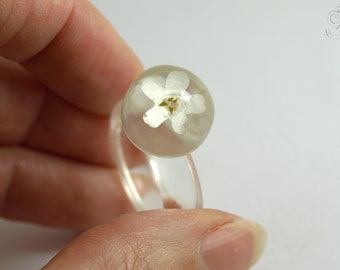 Forget-me-not – Romantic flower ring with a real white forget-me-not blossom in a resin sphere