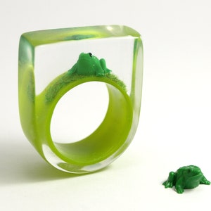 Froschkönig Drolliger Epoxidharz-Ring mit einem grünen Frosch und Gras auf knallgrünem Ring von Geschmeide unter Teck Bild 3