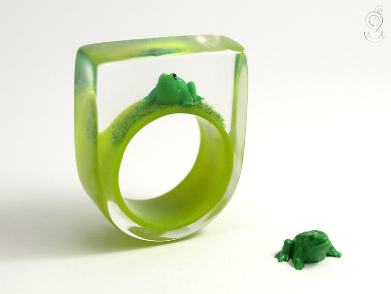 Froschkönig Drolliger Epoxidharz-Ring mit einem grünen Frosch und Gras auf knallgrünem Ring von Geschmeide unter Teck Bild 3