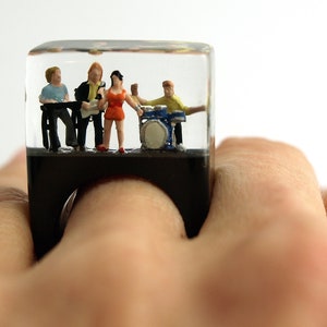 Soundcheck Top class musician ring with a live band on black ground made of resin for the daily concert image 8