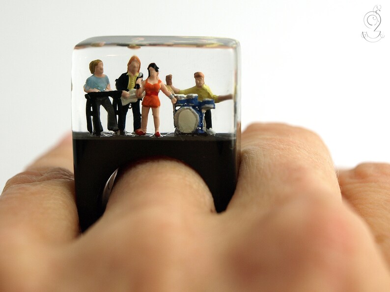 Soundcheck Top class musician ring with a live band on black ground made of resin for the daily concert image 8