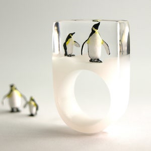 Penguin ring polar king – Frosty ring with two majestic king penguins on a white ring made of resin