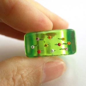 Springlike flower ring Tulips from Amsterdam with colorful tulips on a green ring made of resin from Geschmeide unter Teck image 8