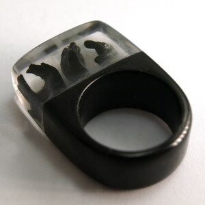 Zombie creepy undead ring with three black hands and fog on a black ring made of resin from Geschmeide unter Teck image 9