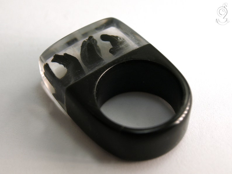 Zombie creepy undead ring with three black hands and fog on a black ring made of resin from Geschmeide unter Teck image 9