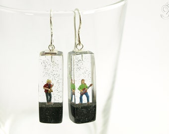 Soundcheck – Top class musician earrings with a live band on black ground made of resin for the daily concert