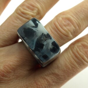 Zombie creepy undead ring with three black hands and fog on a black ring made of resin from Geschmeide unter Teck image 5