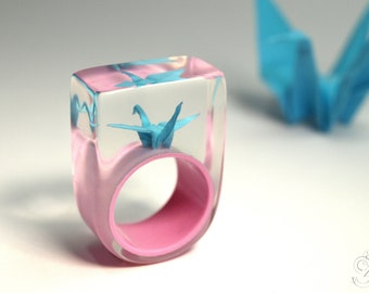 Origami-Kranich-Ring – Flatterndes Glück – mit selbst gefaltetem Mini-Kranich aus buntem Papier und Ring in Gießharz