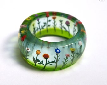 Romantischer bunter Blumen-Ring mit bunten Miniatur-Blumen in Gießharz für alle Gartenfreunde von Geschmeide unter Teck