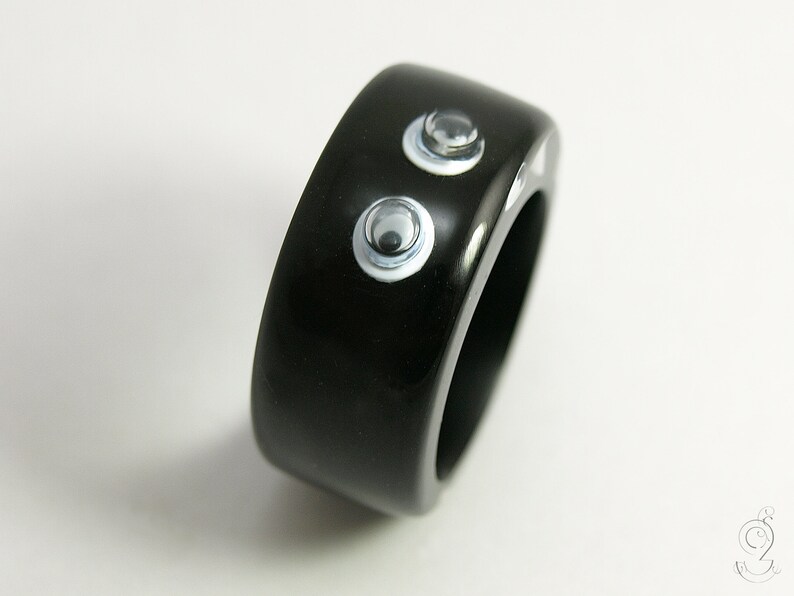 Look at me Black resin ring with funny wiggle eyes image 5