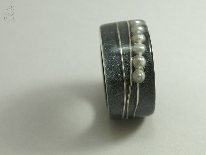 Abstract pearl ring Round view made of resin with real white pearls and a wire on an anthracite colored ring image 7