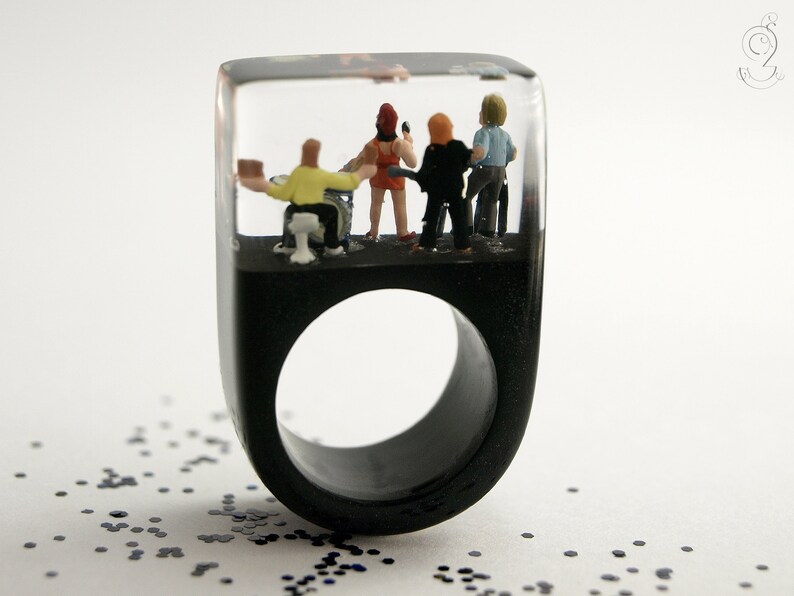 Soundcheck Top class musician ring with a live band on black ground made of resin for the daily concert image 4