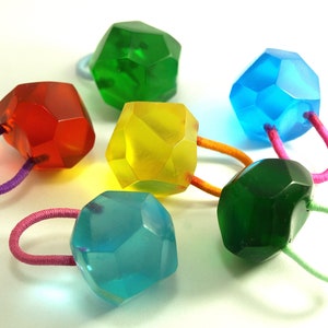 Colorful nugget – Irregular faceted ring made of resin with rubber band suitable for every finger