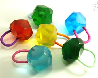 Colorful nugget – Irregular faceted ring made of resin with rubber band suitable for every finger