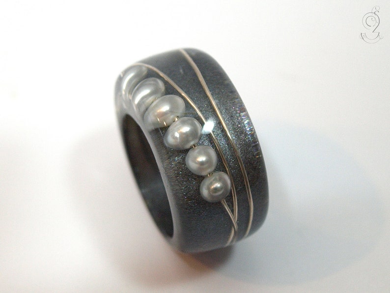 Abstract pearl ring Round view made of resin with real white pearls and a wire on an anthracite colored ring silver / Silber