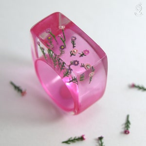 Bague fleurie romantique en rose ou violet avec fleurs miniatures violettes, roses et roses en résine coulée de Geschmeide unter Teck