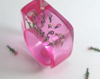 Romantic flower ring in pink or purple with purple, pink and light pink miniature flowers made of resin from Geschmeide unter Teck