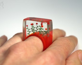 Roses rouges - Bague fleurie romantique avec des roses miniatures rouges sur un anneau rouge vif en résine coulée, pas seulement pour les amoureux