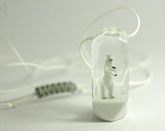 Polar bear – Cool resin pendant with a polar bear on white ice floe from Geschmeide unter Teck