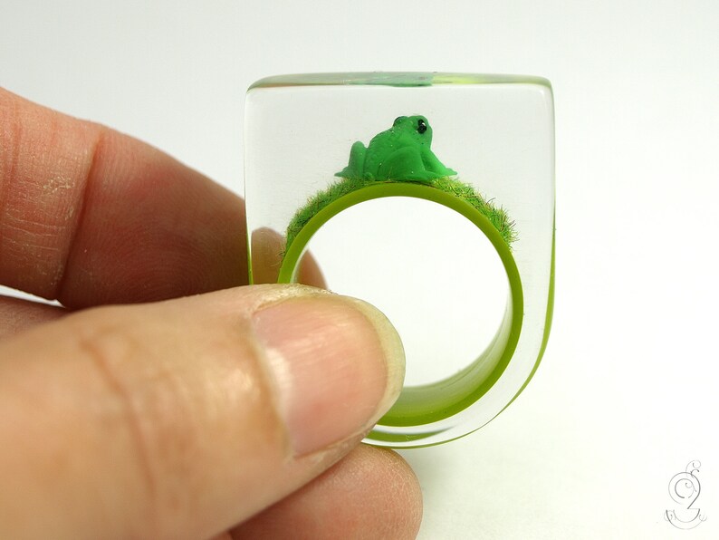 Froschkönig Drolliger Epoxidharz-Ring mit einem grünen Frosch und Gras auf knallgrünem Ring von Geschmeide unter Teck Bild 4