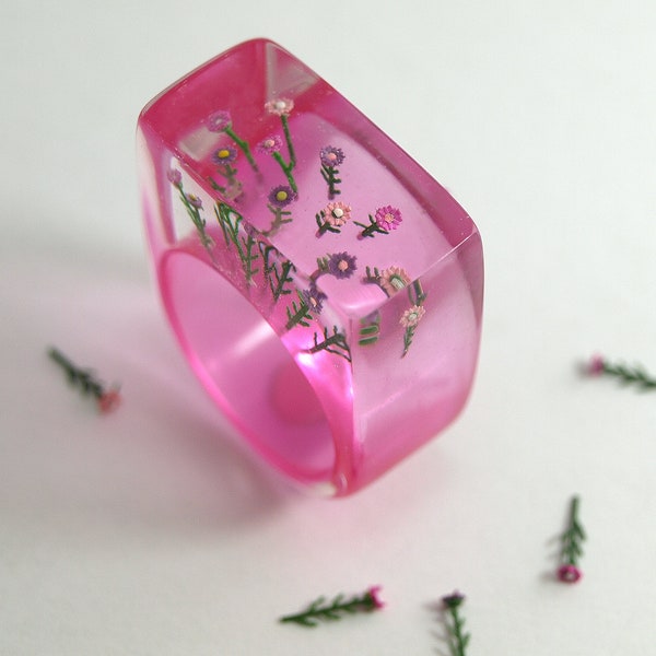Romantischer Blumen-Ring in pink mit lila, pink und rosa Miniatur-Blumen in Gießharz von Geschmeide unter Teck