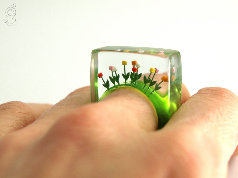 Springlike flower ring Tulips from Amsterdam with colorful tulips on a green ring made of resin from Geschmeide unter Teck image 7