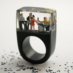 Soundcheck Top class musician ring with a live band on black ground made of resin for the daily concert image 3