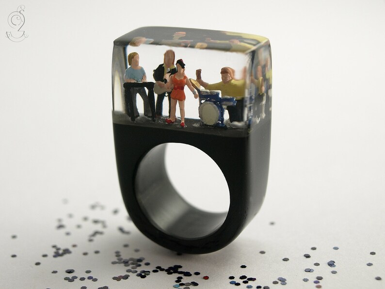 Soundcheck Top class musician ring with a live band on black ground made of resin for the daily concert image 3