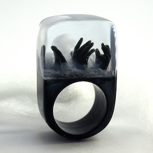Zombie creepy undead ring with three black hands and fog on a black ring made of resin from Geschmeide unter Teck image 1