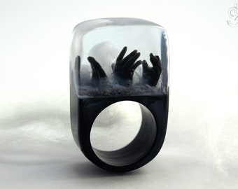 Zombie – Bague mort-vivant effrayante avec trois mains noires et nuages de brouillard sur un anneau noir en résine coulée de Geschmeide unter Teck