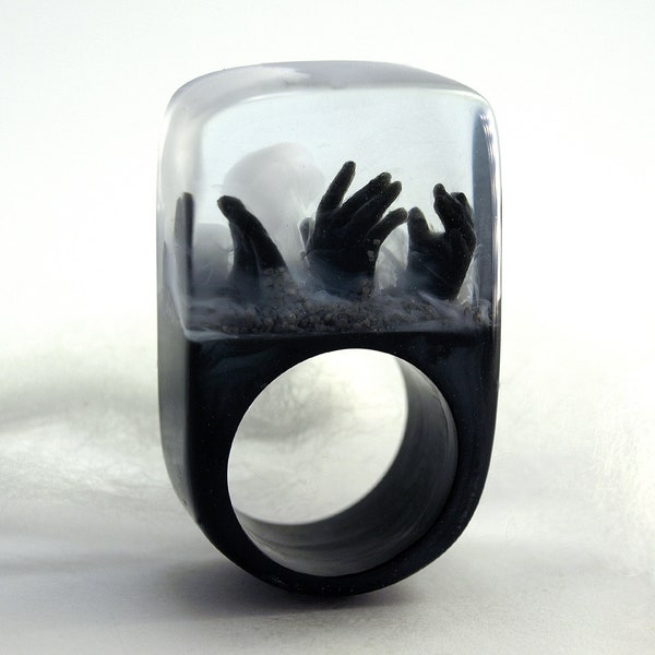 Zombie – creepy undead ring with three black hands and fog on a black ring made of resin from Geschmeide unter Teck