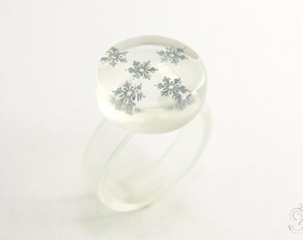 Snowflakes – Winter ring with snow crystals on a frosty white base made of resin