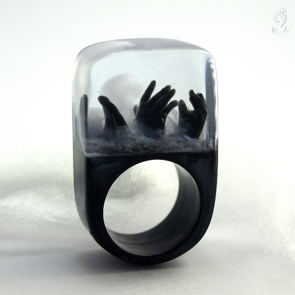Zombie – creepy undead ring with three black hands and fog on a black ring made of resin from Geschmeide unter Teck