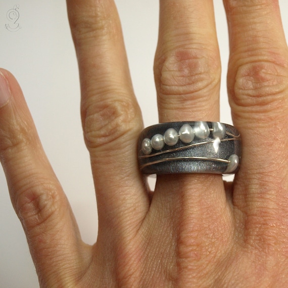 ゲシュマイデ・ウンター・テックのアンスラサイト色のリングに、本物の