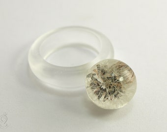 Dandelion – Delicate blossom resin ring with a real mini dandelion in a resin sphere from Geschmeide unter Teck