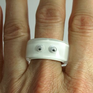Look at me Black resin ring with funny wiggle eyes White