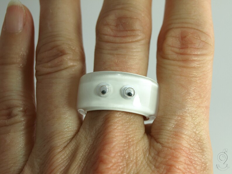 Look at me Black resin ring with funny wiggle eyes White