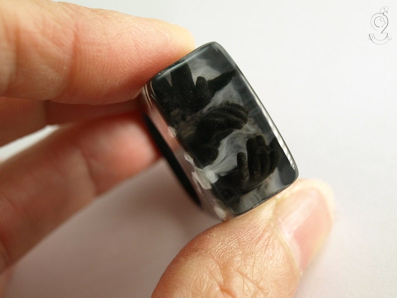 Zombie creepy undead ring with three black hands and fog on a black ring made of resin from Geschmeide unter Teck image 7