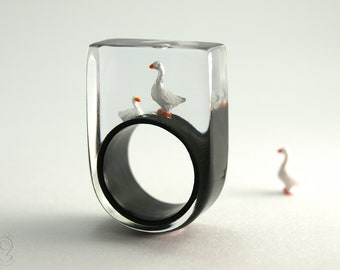 Gaggle of geese – cute geese ring with two white mini-geese on a black ring made of resin