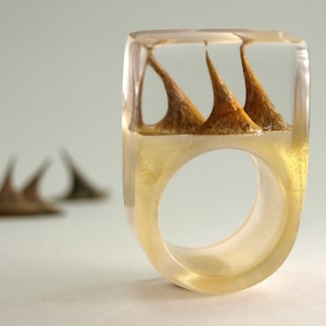 Rose thorn – an unique rose thorn ring with three real light brown rose thorns on a golden colored ring made of resin