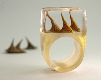 Rose thorn – an unique rose thorn ring with three real light brown rose thorns on a golden colored ring made of resin