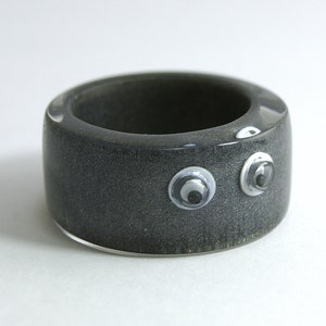 Look at me Black resin ring with funny wiggle eyes Anthrazit