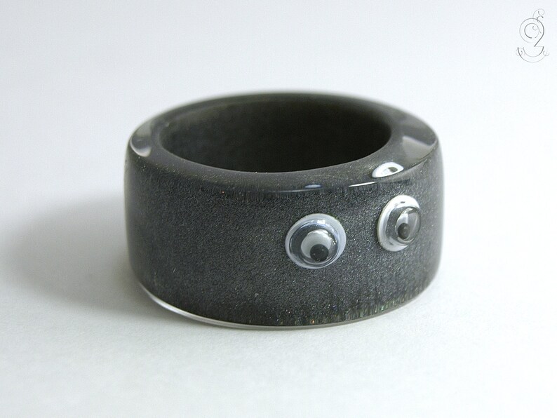 Look at me Black resin ring with funny wiggle eyes Anthrazit